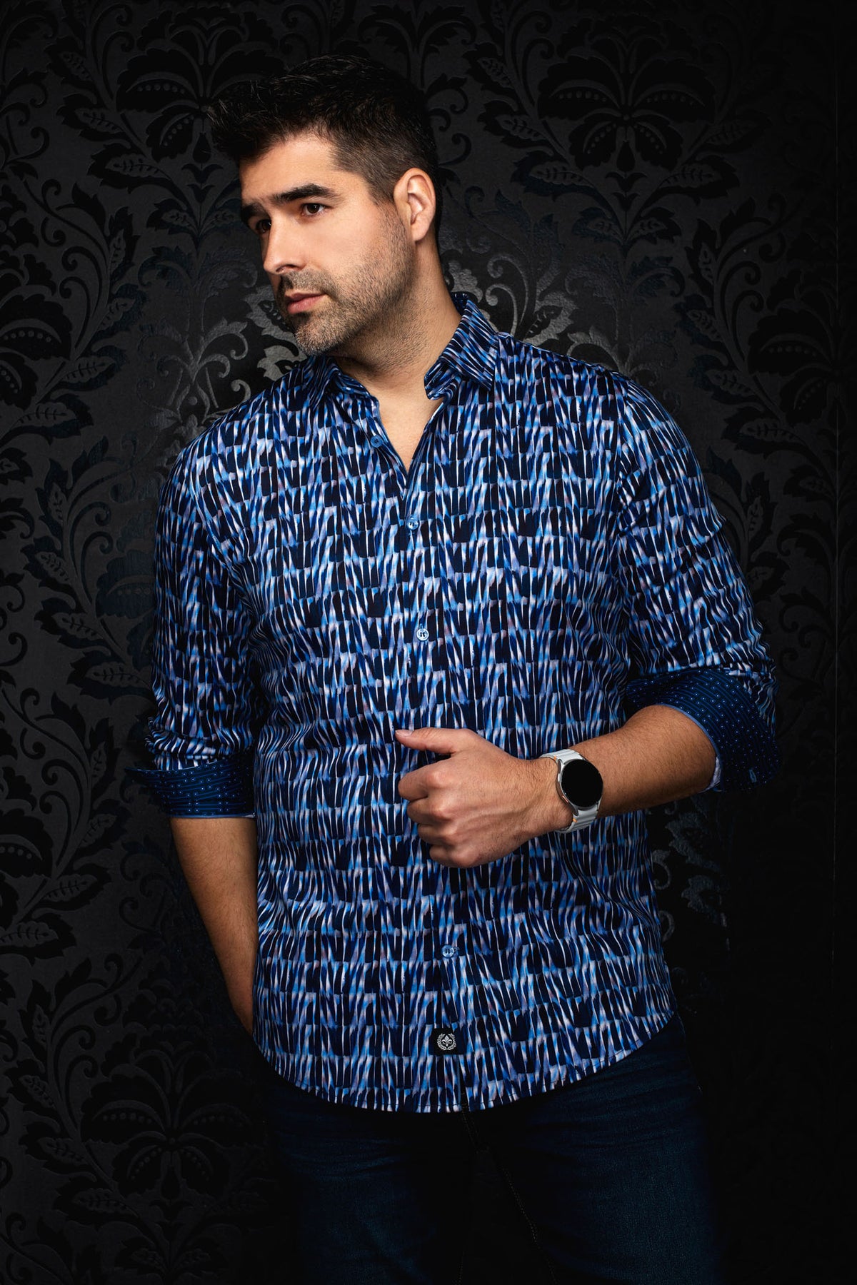 Chemise boutonnée bleue à imprimé abstrait avec poignets retroussés contrastants pour homme par Au Noir, vue avant