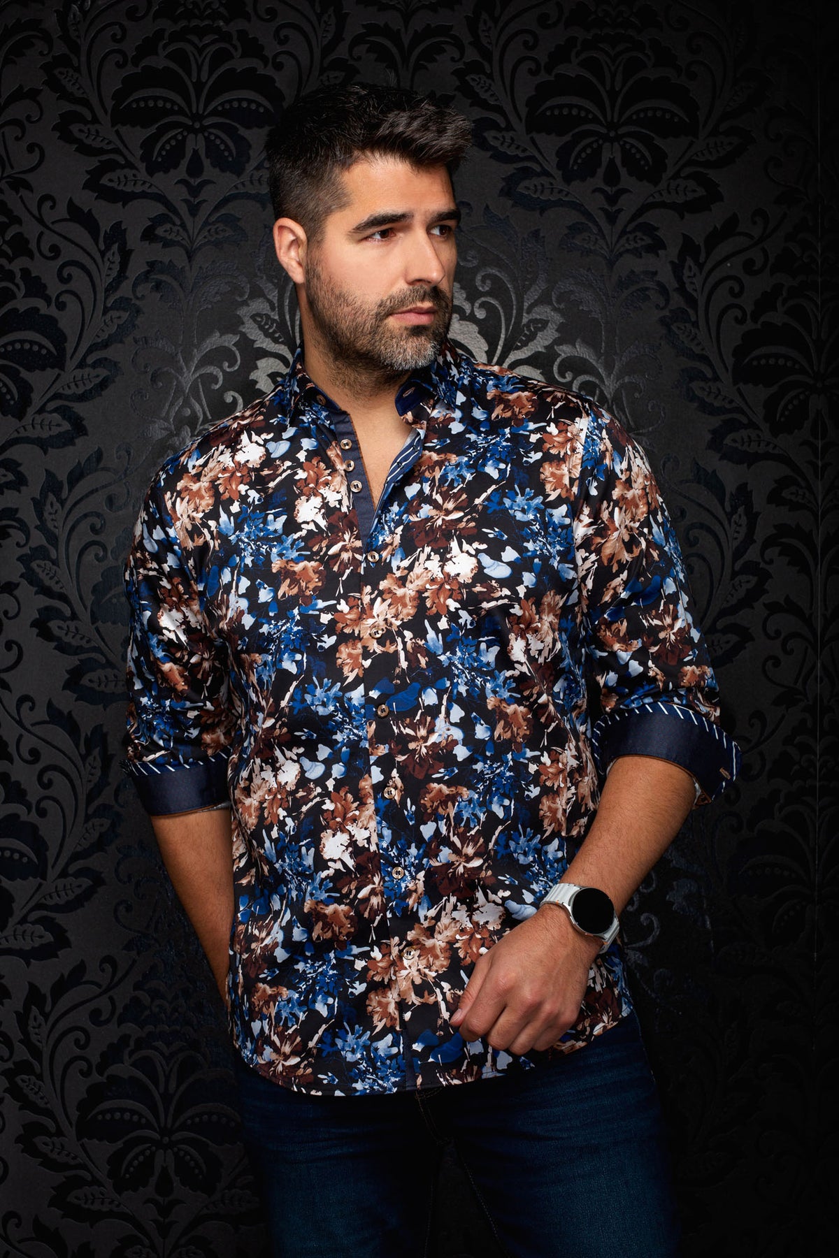 Vue avant d’une chemise noire à fleurs bleues et brunes, avec poignets contrastants pour homme par Au Noir