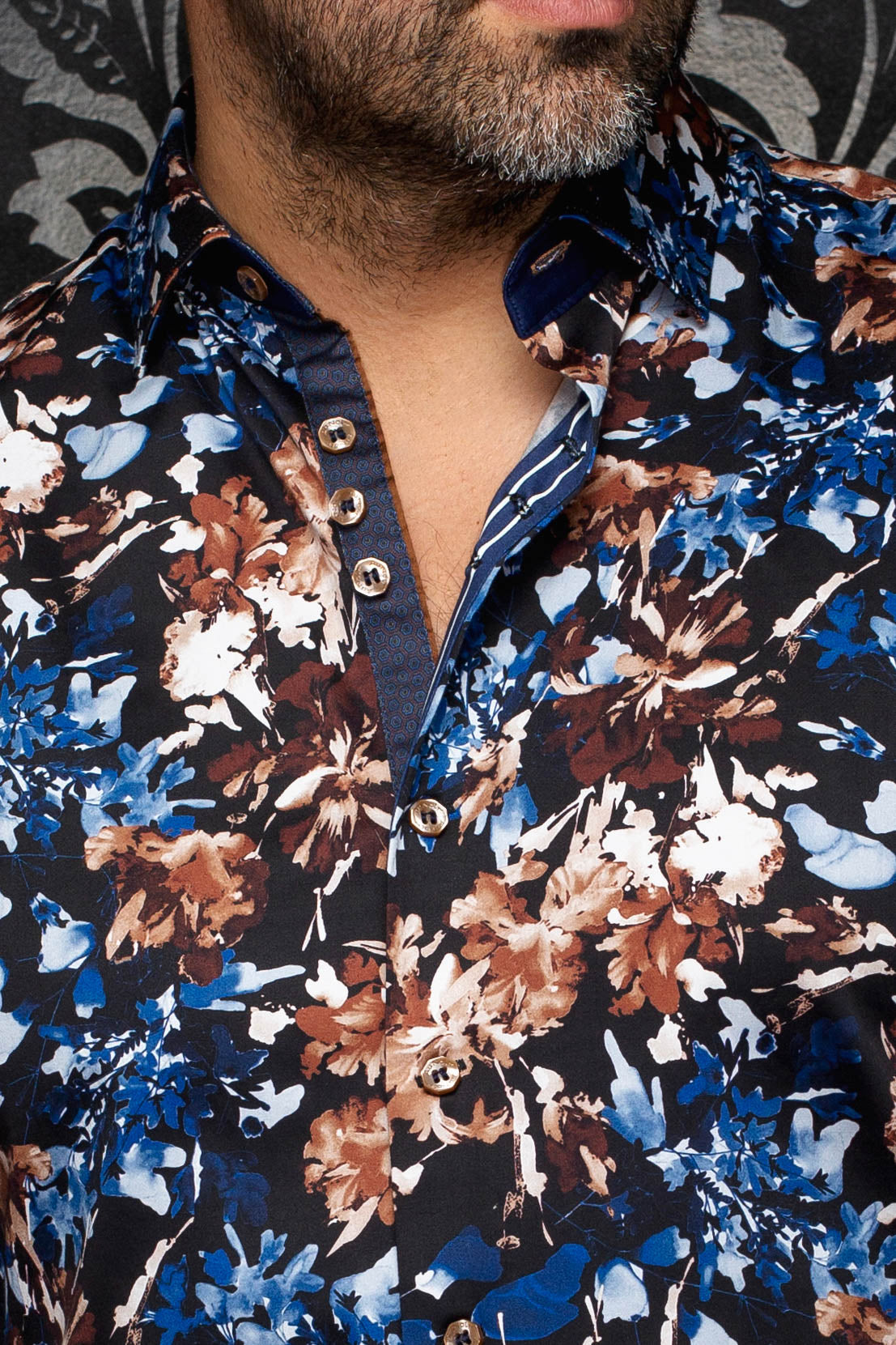 Col de chemise noire à fleurs, patte boutonnée, garniture bleue et boutons beiges pour homme par Au Noir, en gros plan