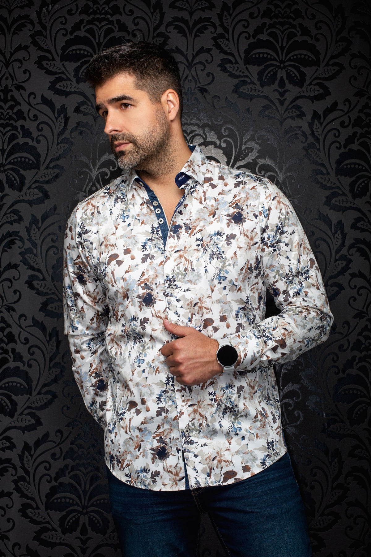 Chemise boutonnée blanche à fleurs avec patte marine contrastante et manches longues pour homme par Au Noir, vue de face