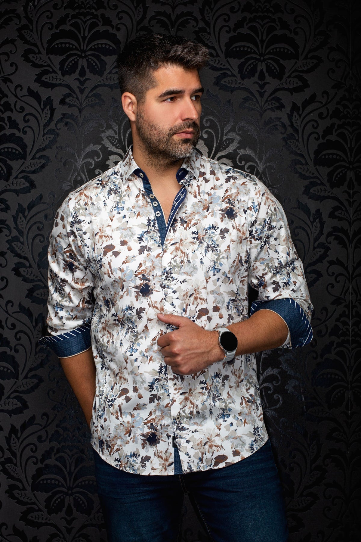 Chemise boutonnée blanche à fleurs avec manches roulées et poignets marine pour homme par Au Noir, vue de face