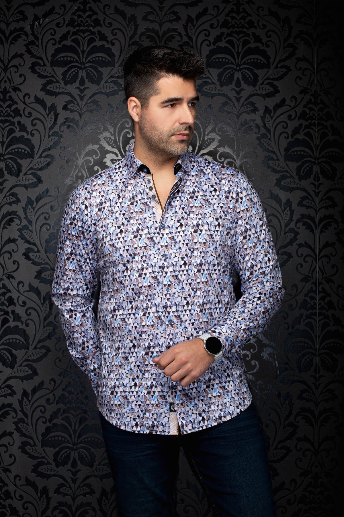 Vue de face de la chemise boutonnée à motif géométrique bleu pâle et blanc, patte contrastante pour homme par Au Noir