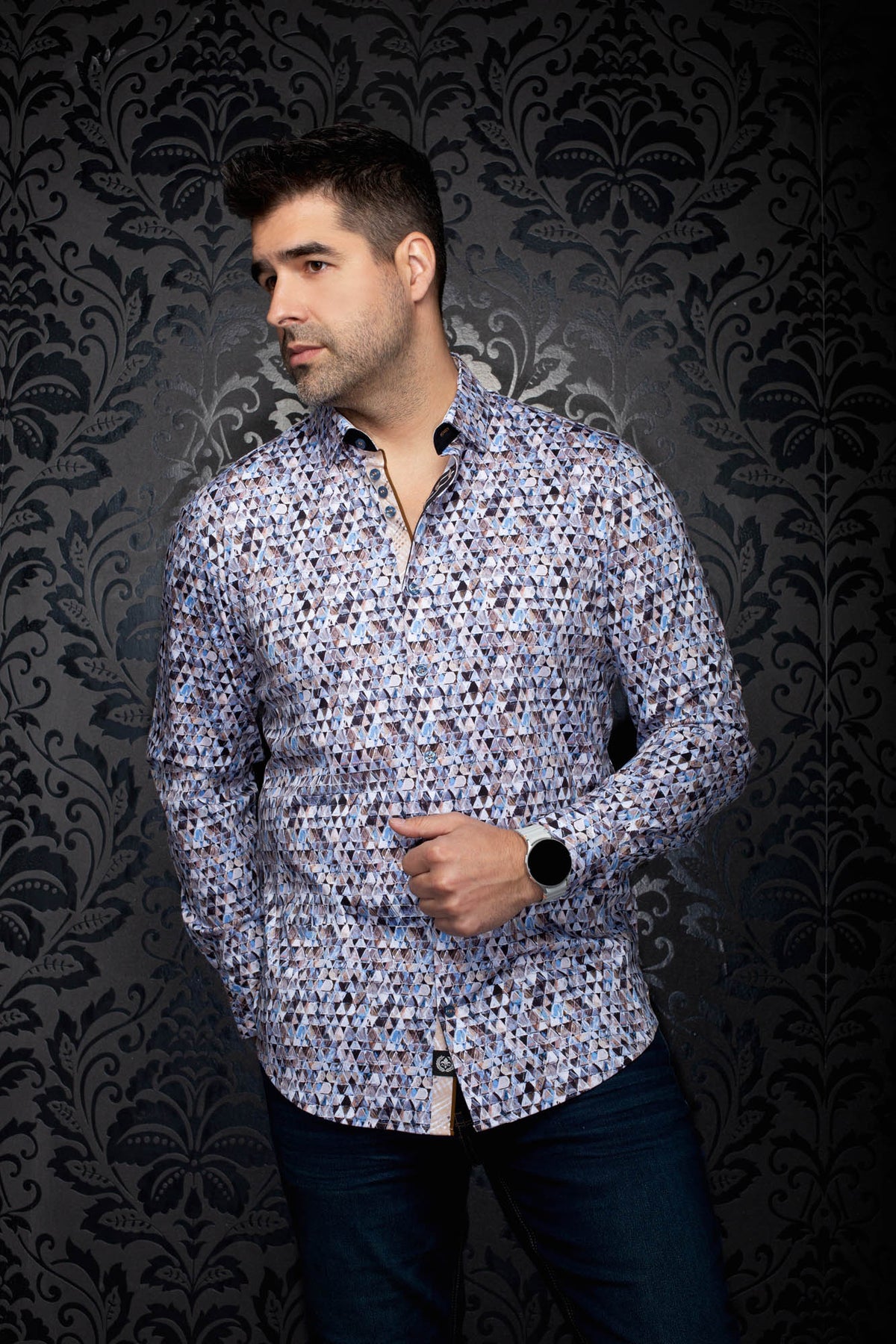 Chemise boutonnée à motif géométrique bleu pâle et blanc, bord de col foncé pour homme par Au Noir, vue en angle