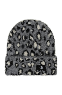 Tuque d’hiver grise duveteuse à motif tacheté et écusson noir pour femme par Esqualo, vue avant