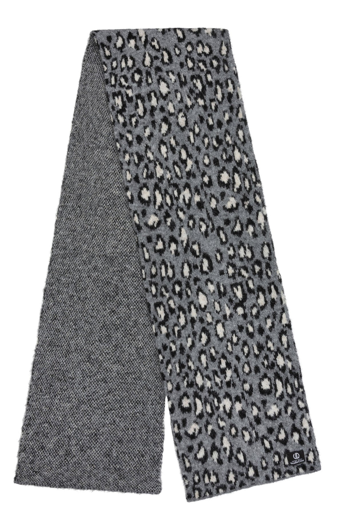 Foulard d’hiver gris à motif léopard noir et crème, revers chiné et petit écusson logo, vue produit pour femme par Esqualo