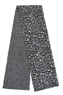 Foulard d’hiver gris à motif léopard noir et crème, revers chiné et petit écusson logo, vue produit pour femme par Esqualo