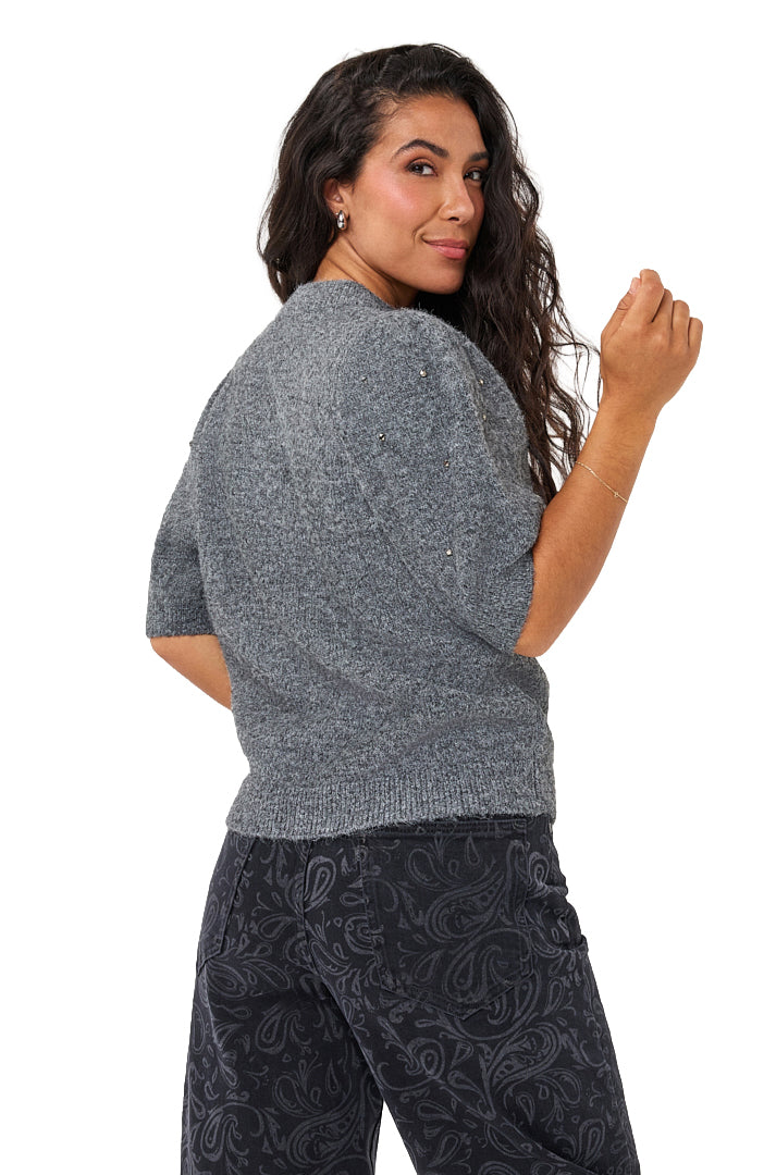 Vue arrière de biais du chandail manches courtes gris en tricot duveteux avec ourlet côtelé et clous pour femme par Esqualo