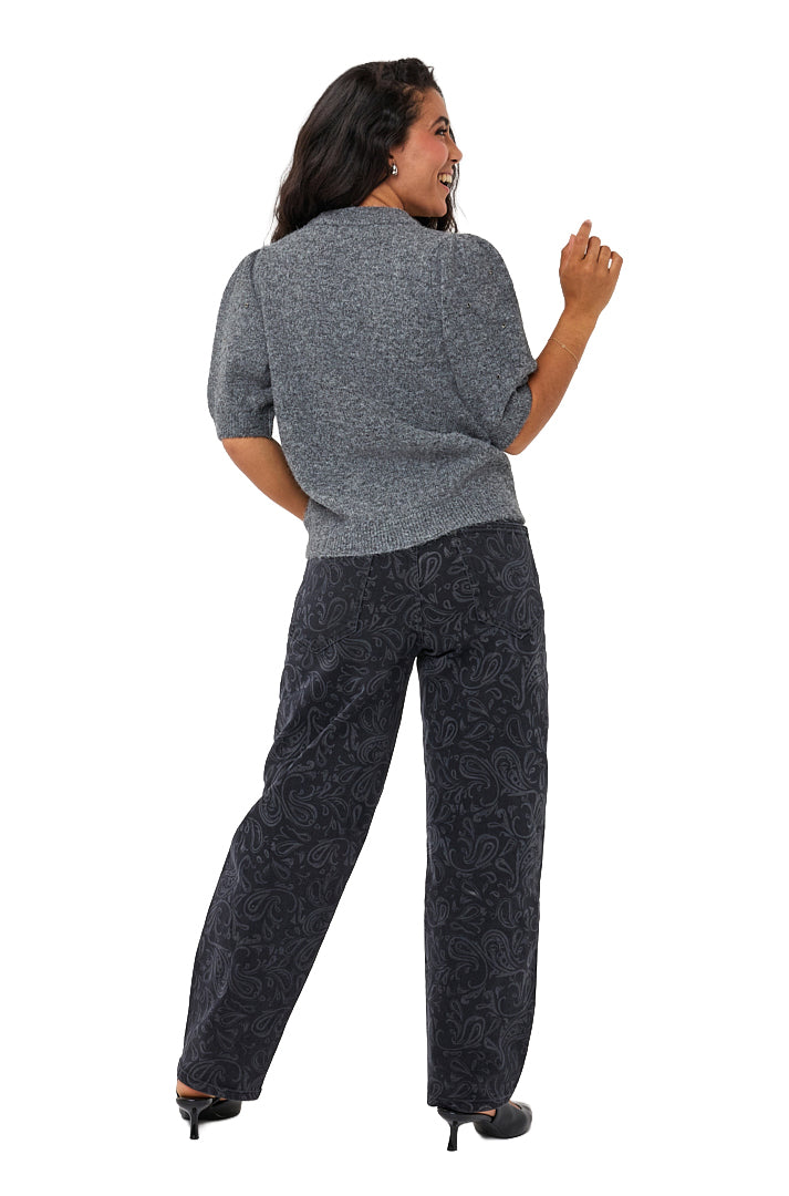 Chandail manches courtes gris en tricot duveteux avec ourlet côtelé et dos uni pour femme par Esqualo, vue arrière portée