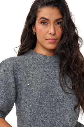 Chandail manches courtes gris en tricot duveteux avec clous argentés et col rond côtelé pour femme par Esqualo, détail avant