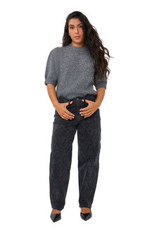 Chandail manches courtes gris en tricot duveteux avec bords côtelés pour femme par Esqualo, vue avant portée