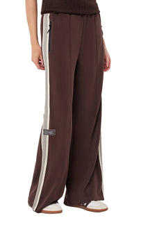 Pantalon à jambe large brun ample avec bande latérale crème et petite écusson noir pour femme par Esqualo, vue de face