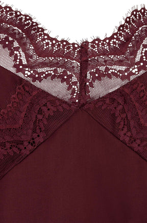 Camisole bourgogne avec encolure en V en dentelle et motif floral ajouré pour femme par Esqualo, en gros plan