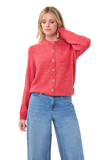 Vue de face mi-corps du cardigan en tricot corail à col rond avec boutons coeur dorés pour femme par Esqualo