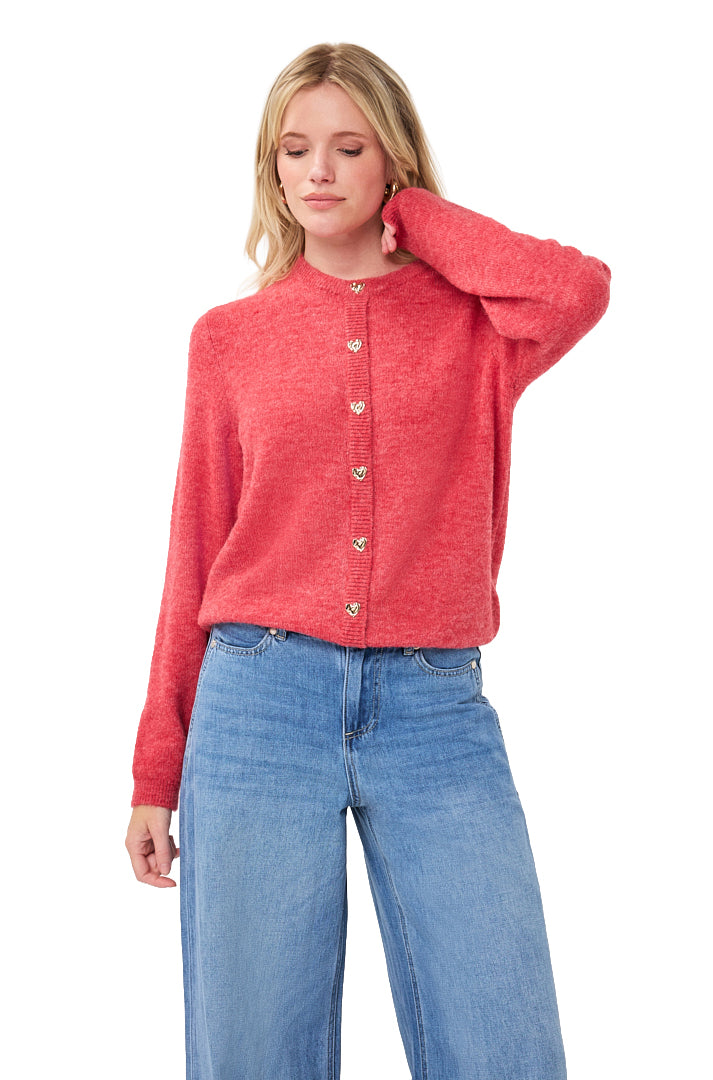 Vue de face mi-corps du cardigan en tricot corail à col rond avec boutons coeur dorés pour femme par Esqualo