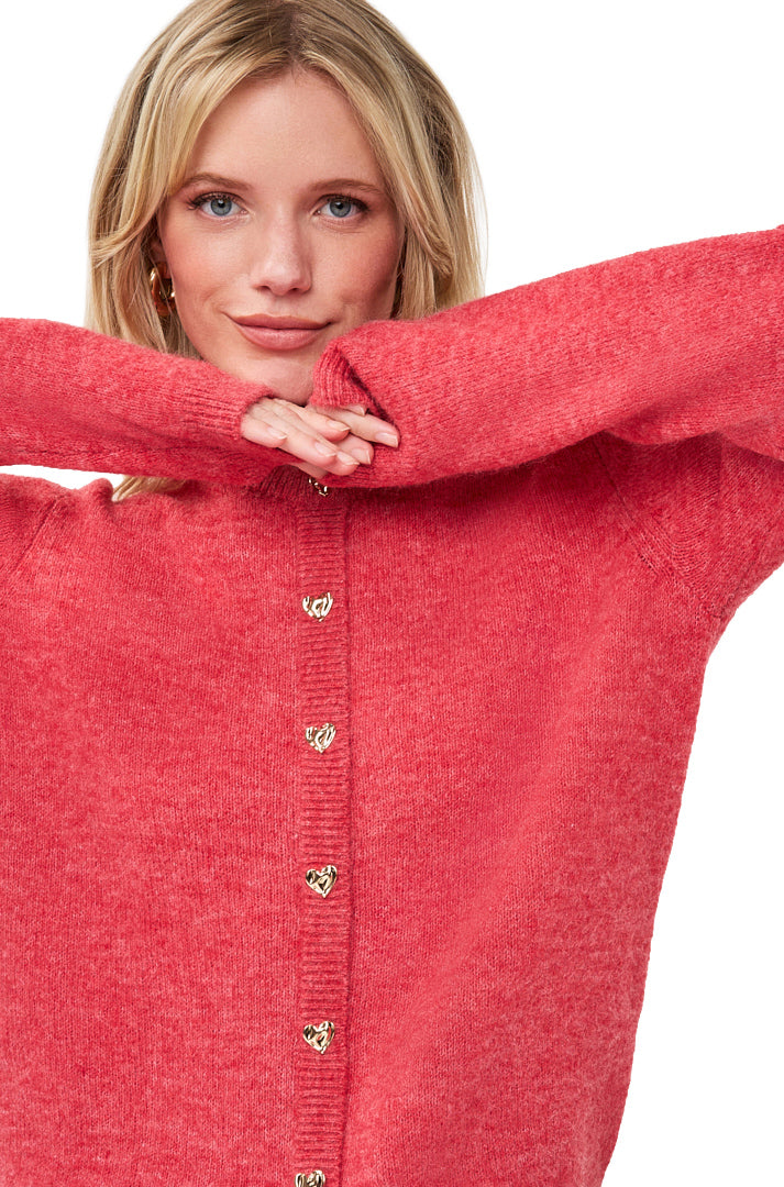 Détail de face du cardigan en tricot corail avec patte côtelée et boutons coeur dorés pour femme par Esqualo