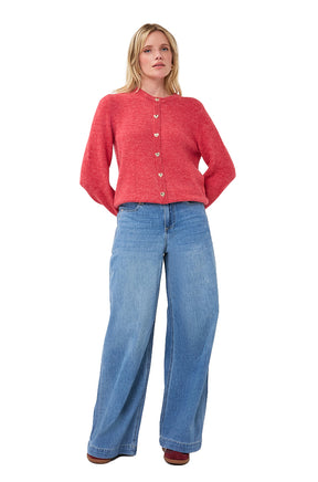 Vue de face plein pied du cardigan en tricot corail avec boutons coeur dorés pour femme par Esqualo