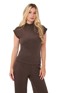 T-Shirt tricot brun foncé à col montant et manches capuchon pour femme par Esqualo, vue de face