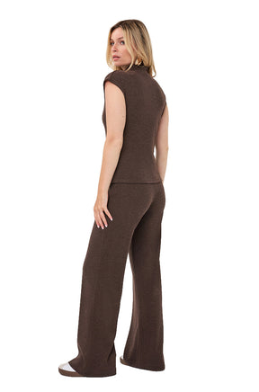 Vue arrière de biais du pantalon brun à jambe large, taille chandail-on et jambes longues pour femme par Esqualo