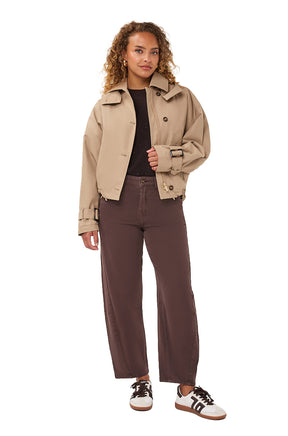 Vue avant pleine longueur de la jean jambe large brun large et court porté avec veste beige pour femme par Esqualo