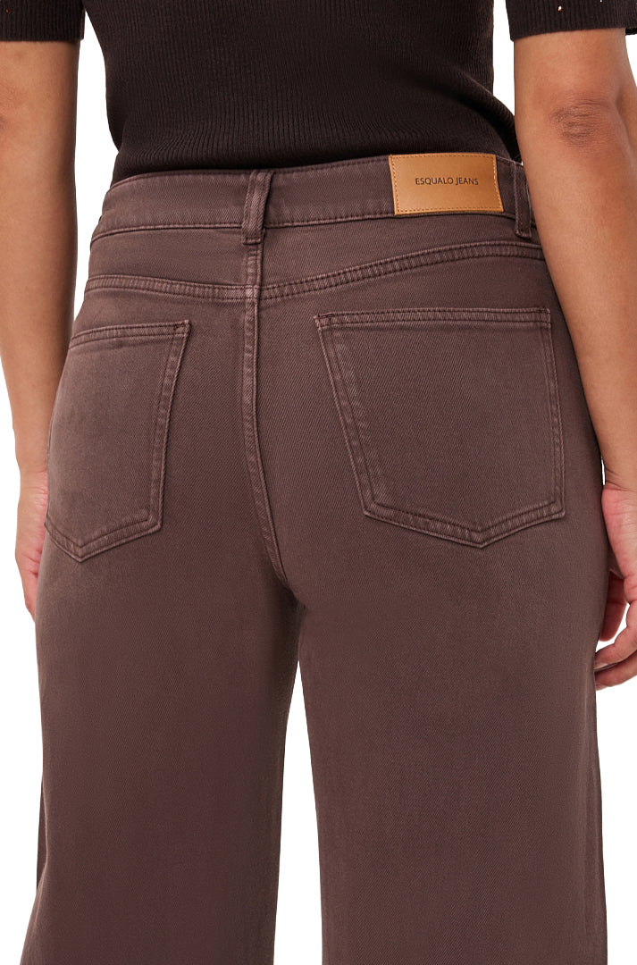 Vue arrière rapprochée de la jean jambe large brun avec poches plaquées, passants et étiquette tan ESQUALO JEANS pour femme