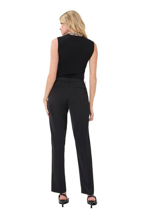 Vue arrière complète du T-Shirt noir sans manches, porté rentré dans un pantalon noir pour femme par Esqualo