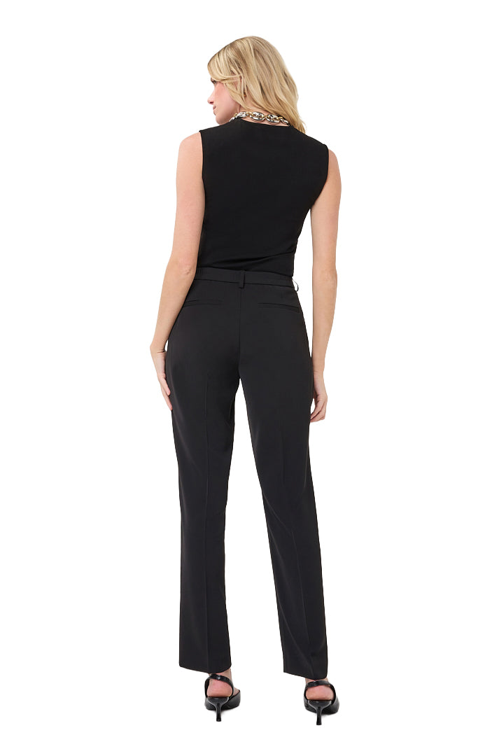 Vue arrière complète du T-Shirt noir sans manches, porté rentré dans un pantalon noir pour femme par Esqualo