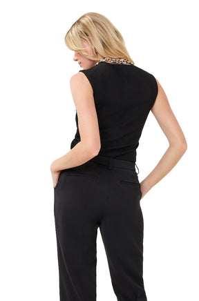 Vue arrière en angle du T-Shirt noir sans manches, avec dos uni et emmanchures nettes pour femme par Esqualo