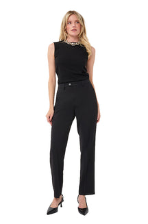 Vue avant complète du T-Shirt noir sans manches à col rond, porté rentré dans un pantalon noir pour femme par Esqualo