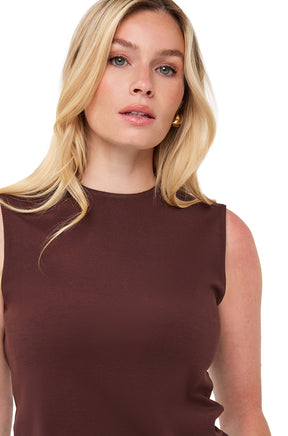 T-Shirt brun sans manches montrant le col rond montant et le tissu uni pour femme par Esqualo, en gros plan