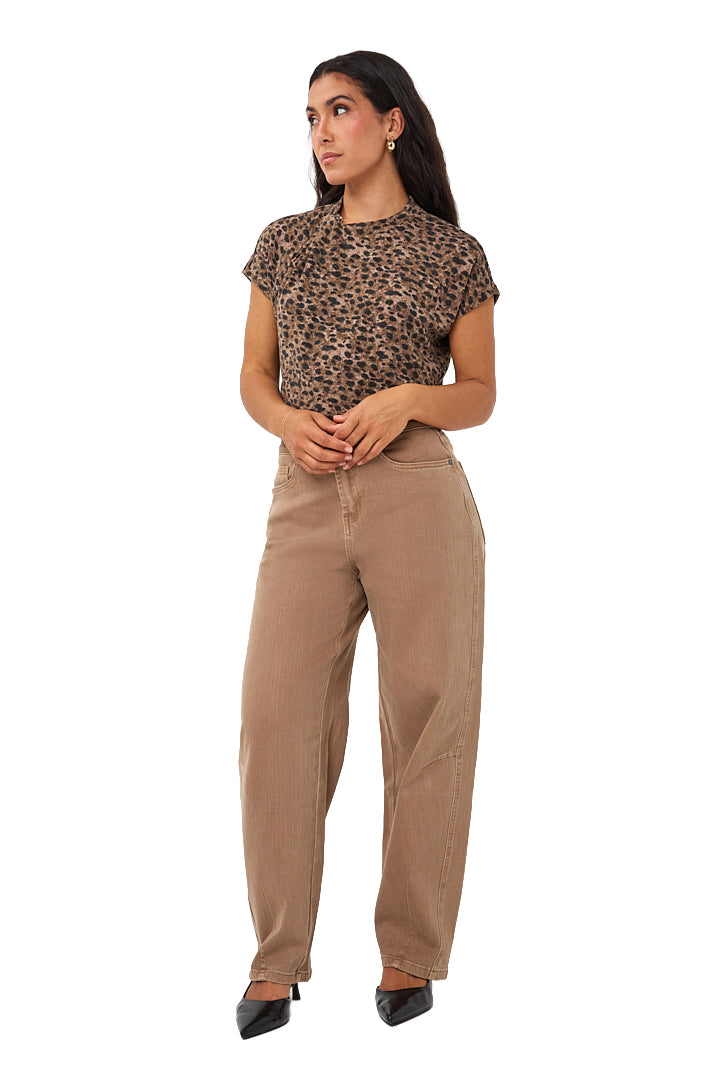 Vue de face pleine longueur du T-Shirt léopard brun à manches courtes avec pantalon tan pour femme par Esqualo