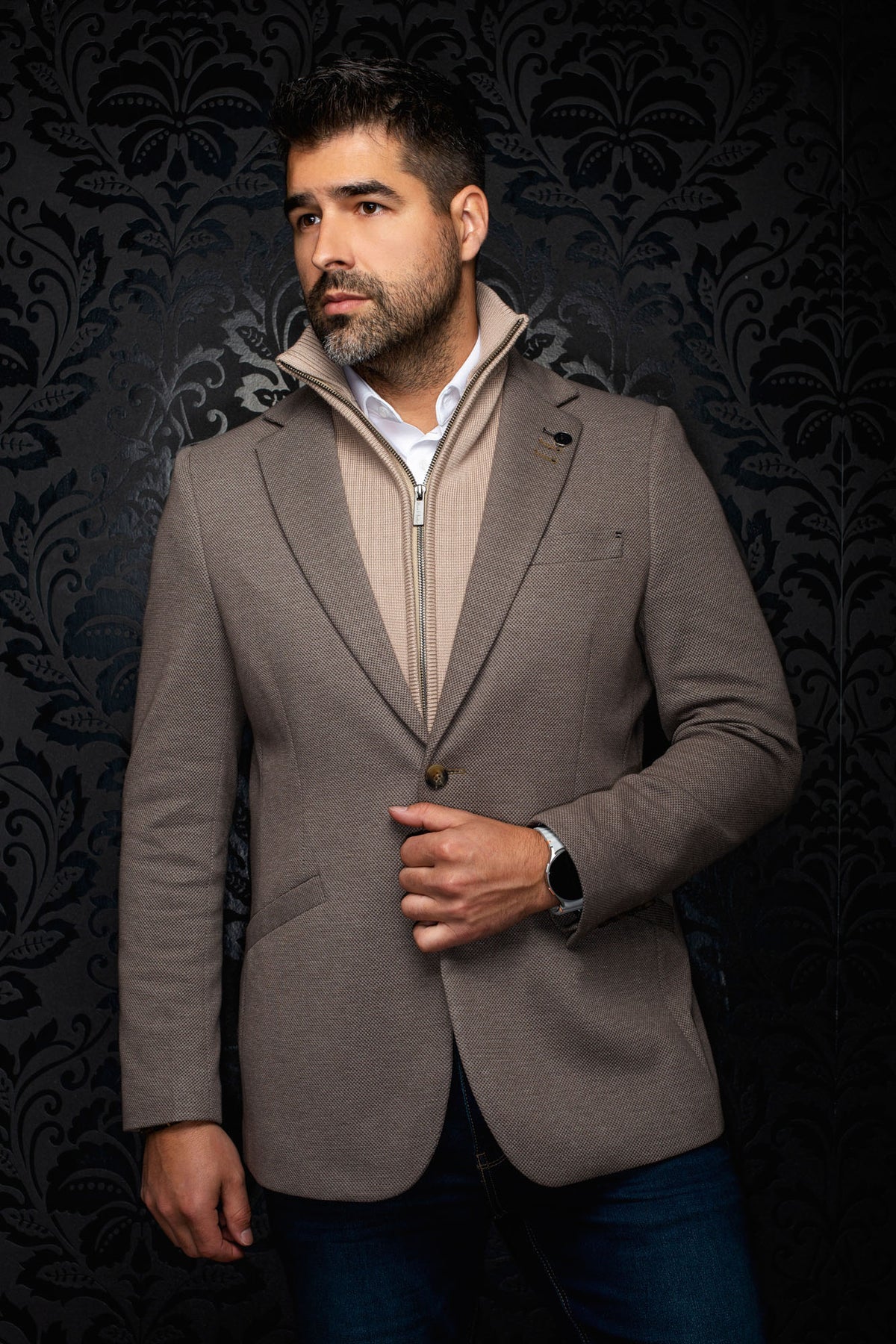 Veston taupe texturé à revers crantés, bouton avant et petite épinglette pour homme par Au Noir, vue de face