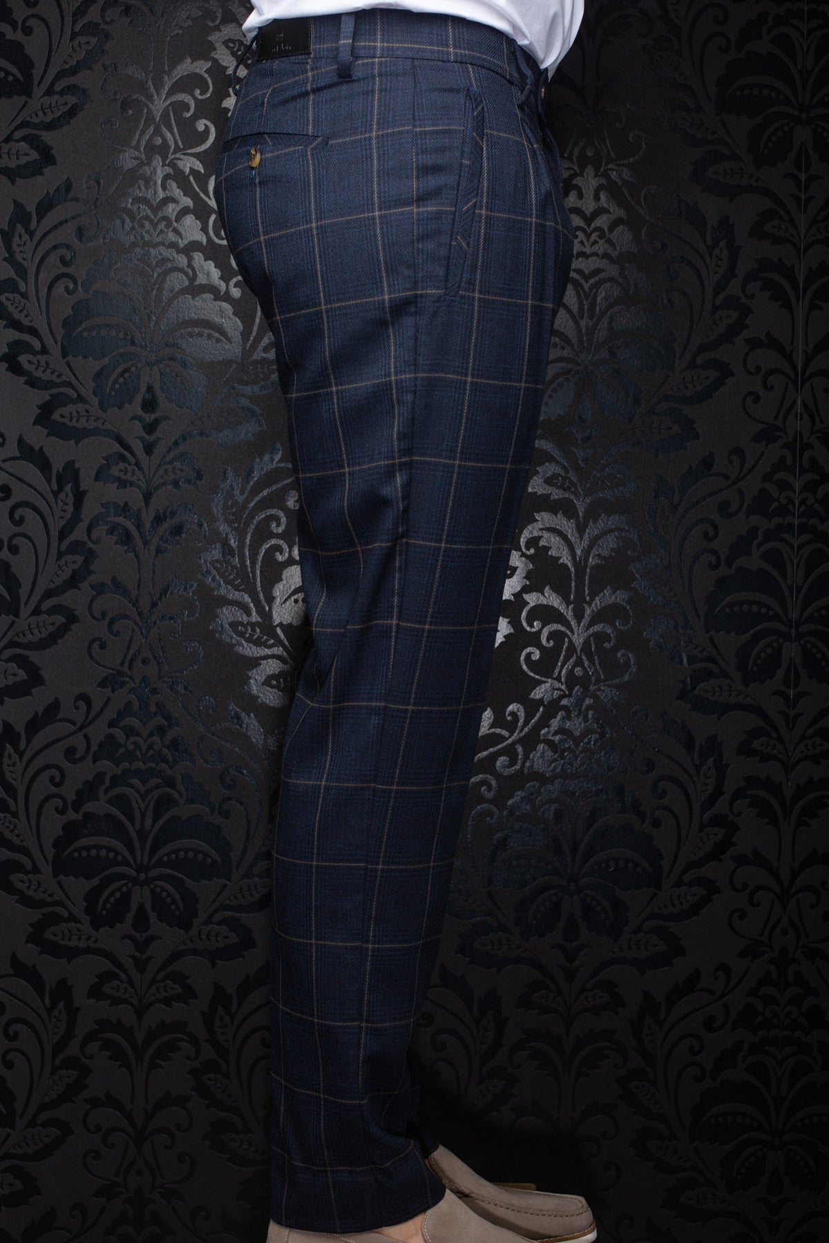 Vue de côté d’un pantalon habillé bleu marine à carreaux avec passants et poches pour homme par Au Noir
