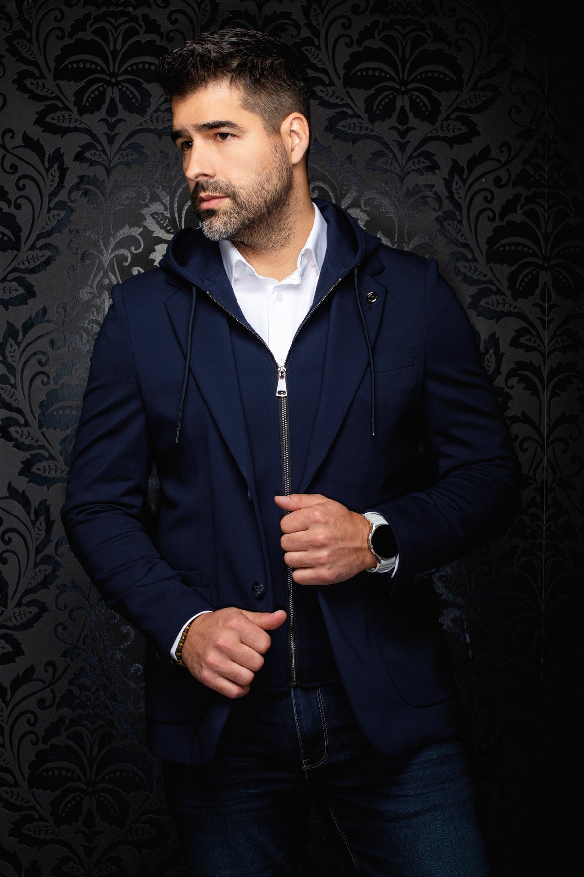 Vue de face d’un veston bleu marine avec bouton simple, cordons et insert à capuchon zippé pour homme par Au Noir