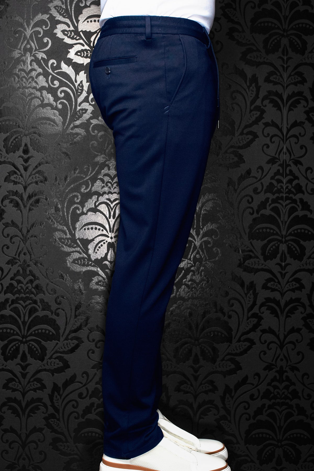 Pantalon bleu marine vu de côté avec poche arrière passepoilée et passants de ceinture pour homme par Au Noir
