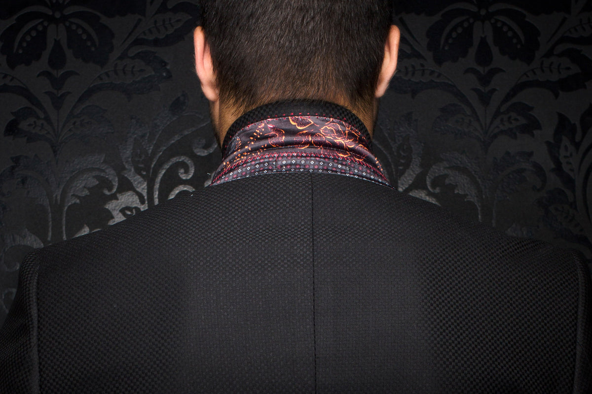 Gros plan dos d’un veston noir texturé avec couture centrale et doublure de col à motif pour homme par Au Noir
