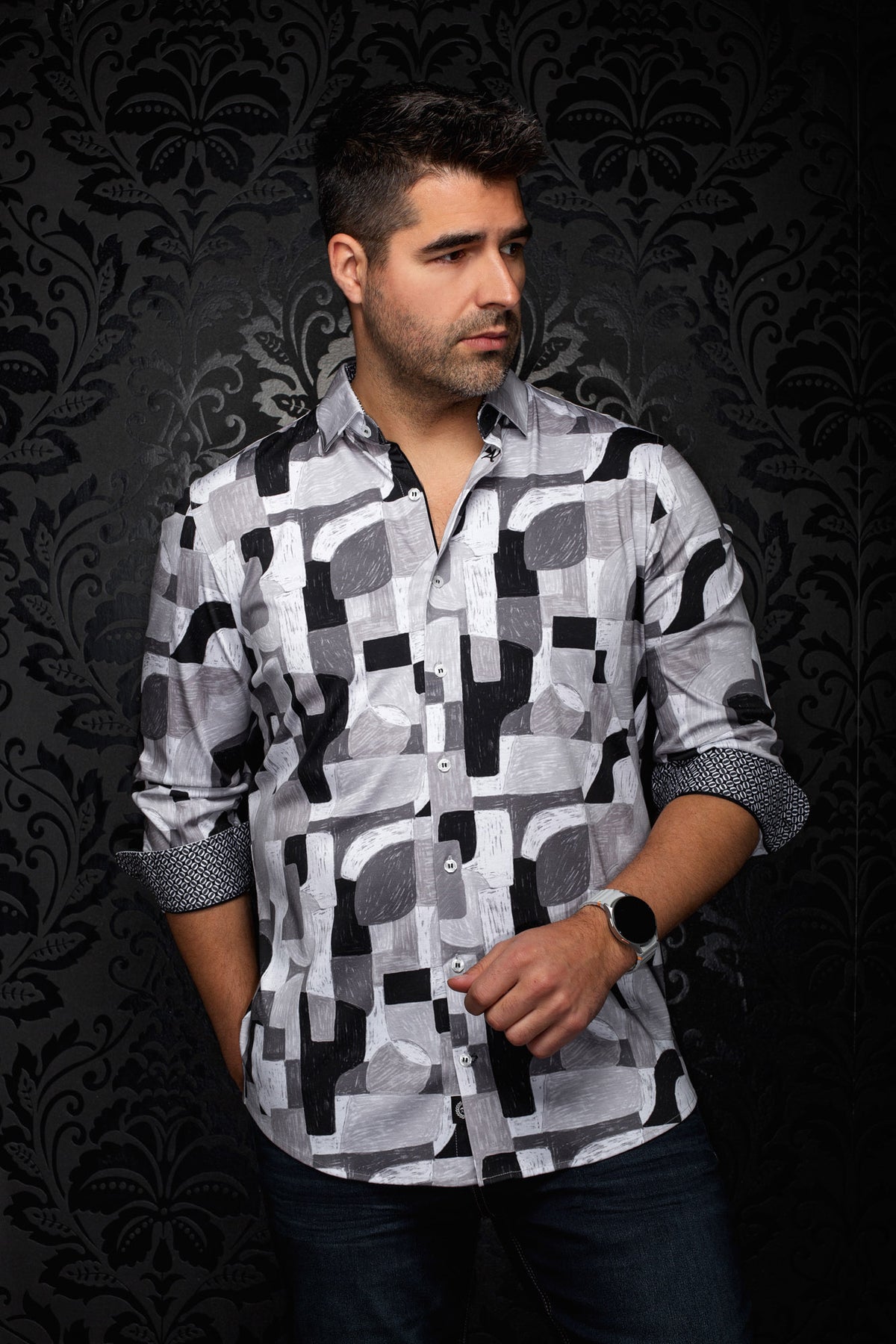 Chemise grise à imprimé abstrait et poignets contrastants roulés pour homme par Au Noir, vue de face