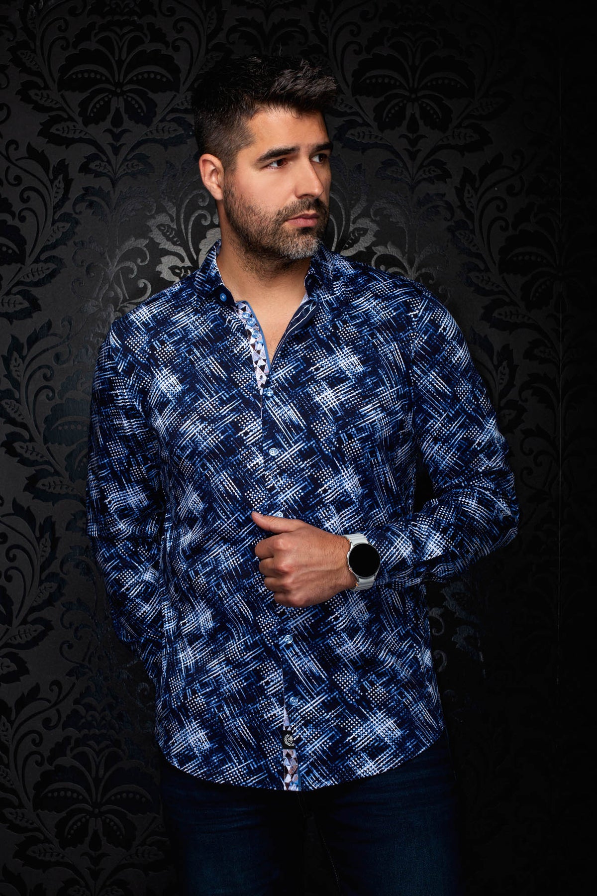 Vue avant d'une chemise boutonnée bleu marine à motif quadrillé abstrait blanc et bleu pour homme par Au Noir