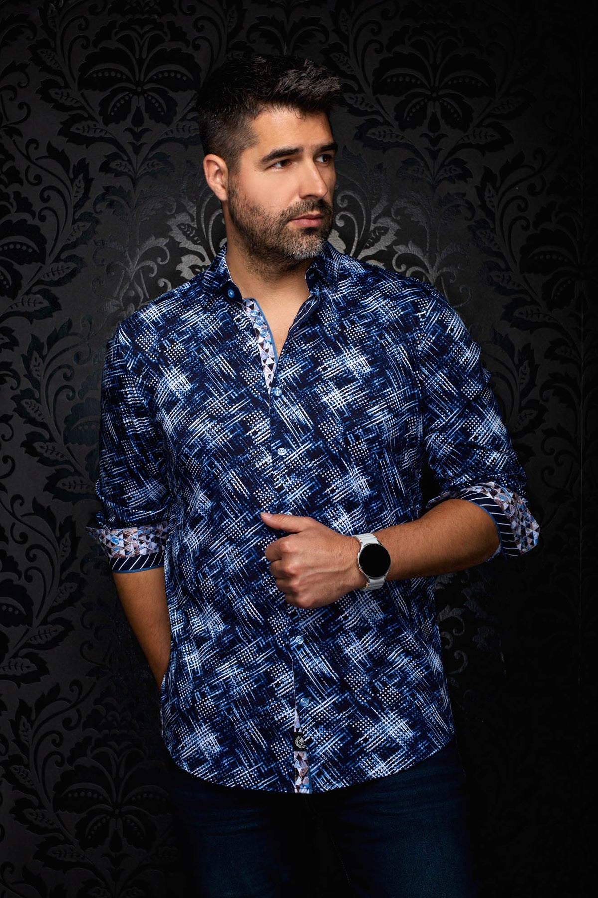 Chemise bleu marine à motif, poignets roulés avec revers contrastés pour homme par Au Noir, vue avant en angle