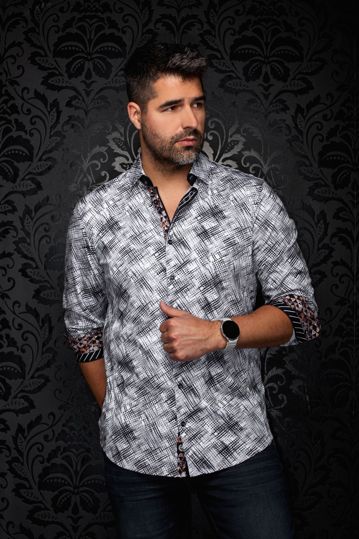 Vue avant d’une chemise blanche et noire à motif, poignets contrastants et manches roulées pour homme par Au Noir