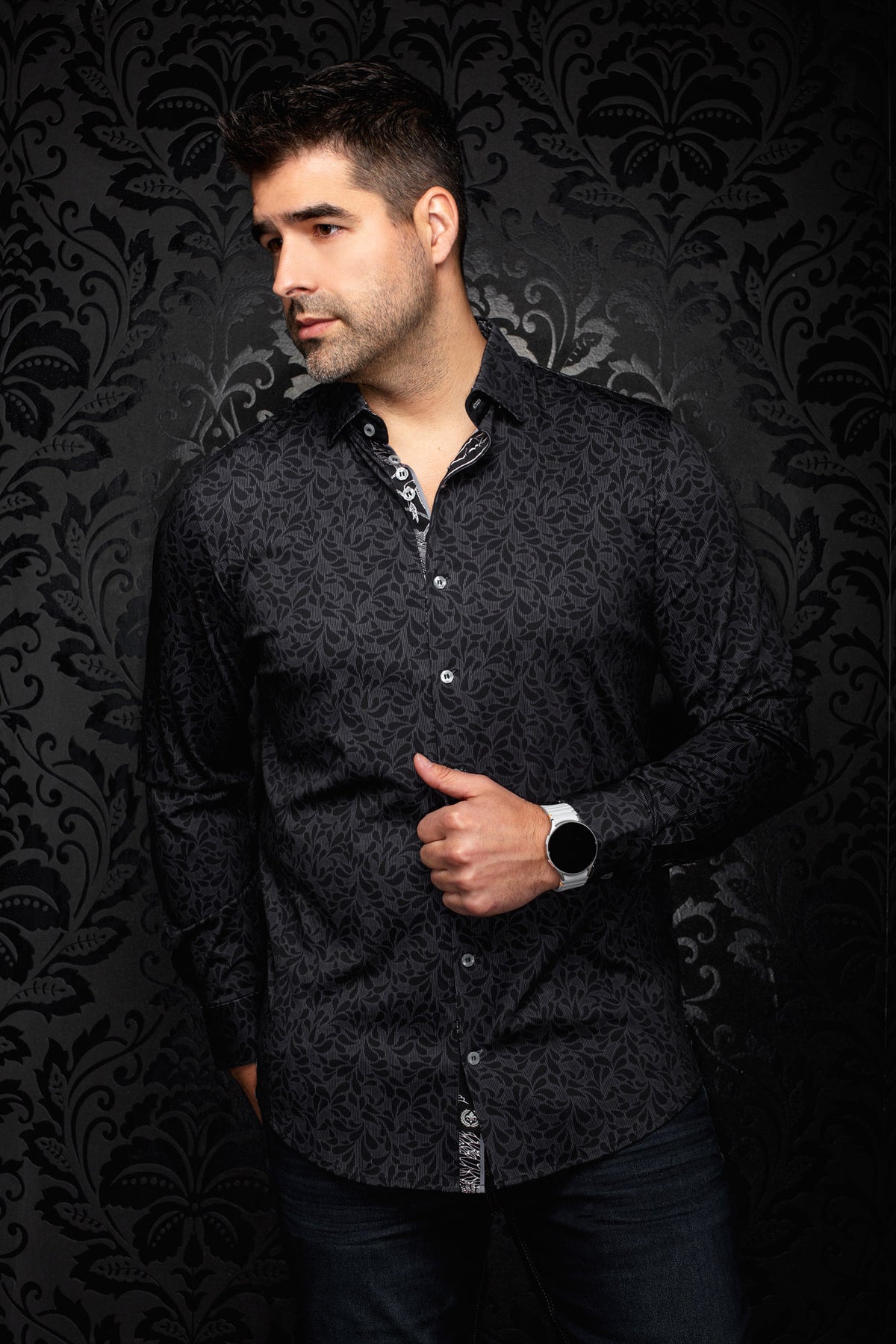 Chemise noire à motif floral ton sur ton avec col et patte intérieure contrastante pour homme par Au Noir, vue de face