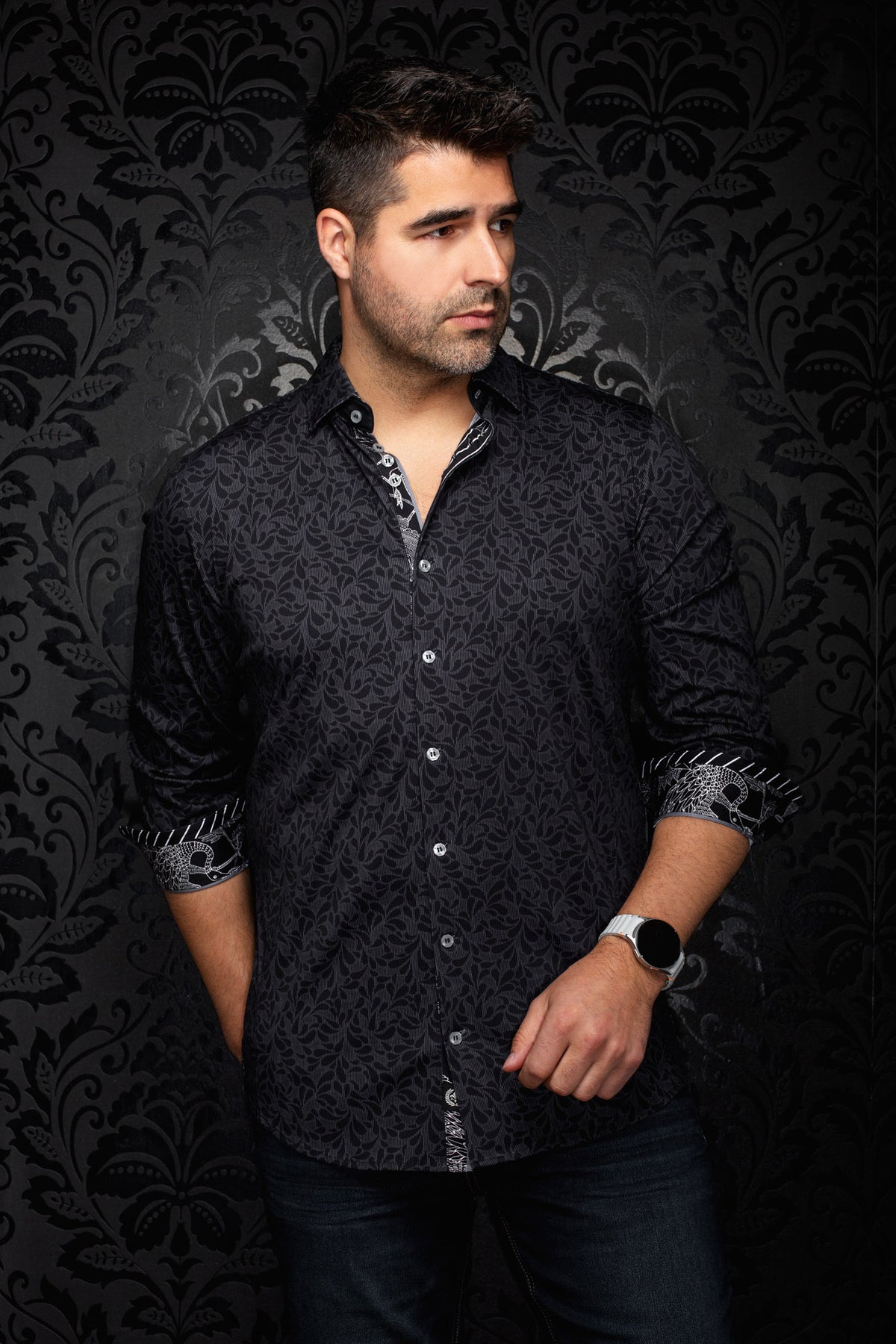 Chemise noire à motif floral ton sur ton avec poignets contrastants roulés pour homme par Au Noir, vue de face
