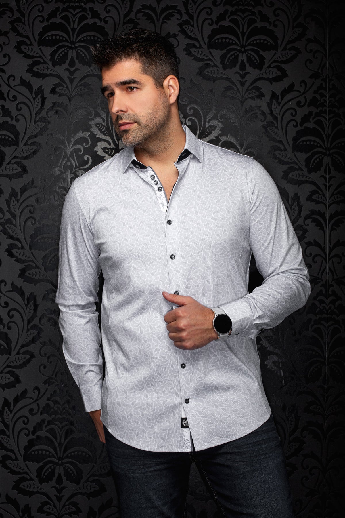 Vue de face d’une chemise boutonnée gris pâle à motif floral avec boutons noirs et col pour homme par Au Noir