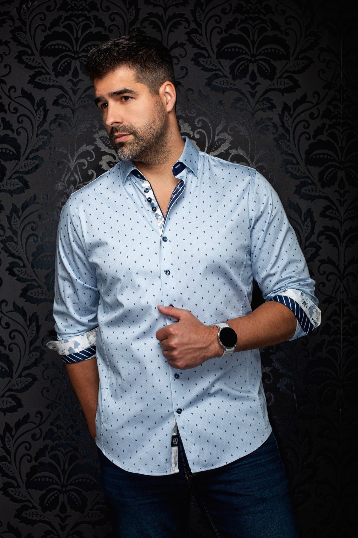 Chemise bleue pâle imprimée, vue de face sur mannequin avec manches roulées et poignets contrastants pour homme par Au Noir