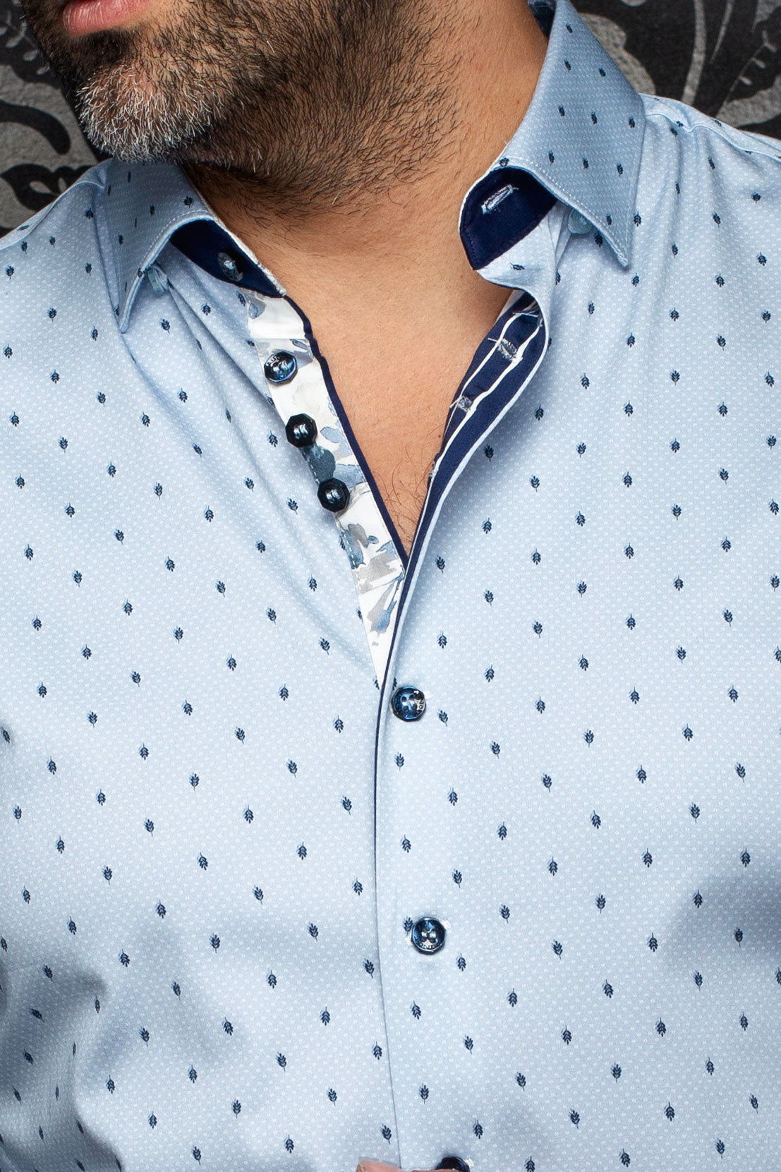 Col de chemise bleue pâle imprimée, boutons marine et patte intérieure contrastante pour homme par Au Noir, en gros plan