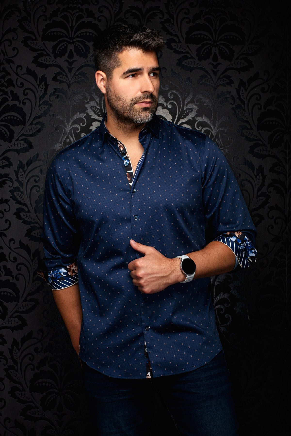 Chemise bleu marine à motif avec manches roulées et poignets contrastants pour homme par Au Noir, vue de face