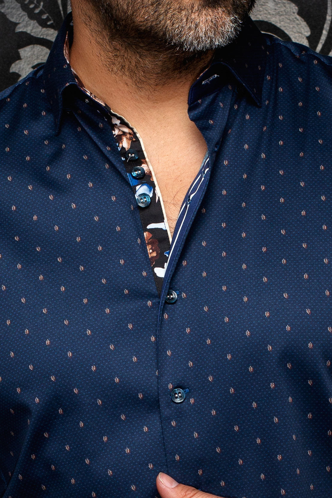 Vue rapprochée d’une chemise bleu marine à motif, garniture contrastante et col pointu pour homme par Au Noir