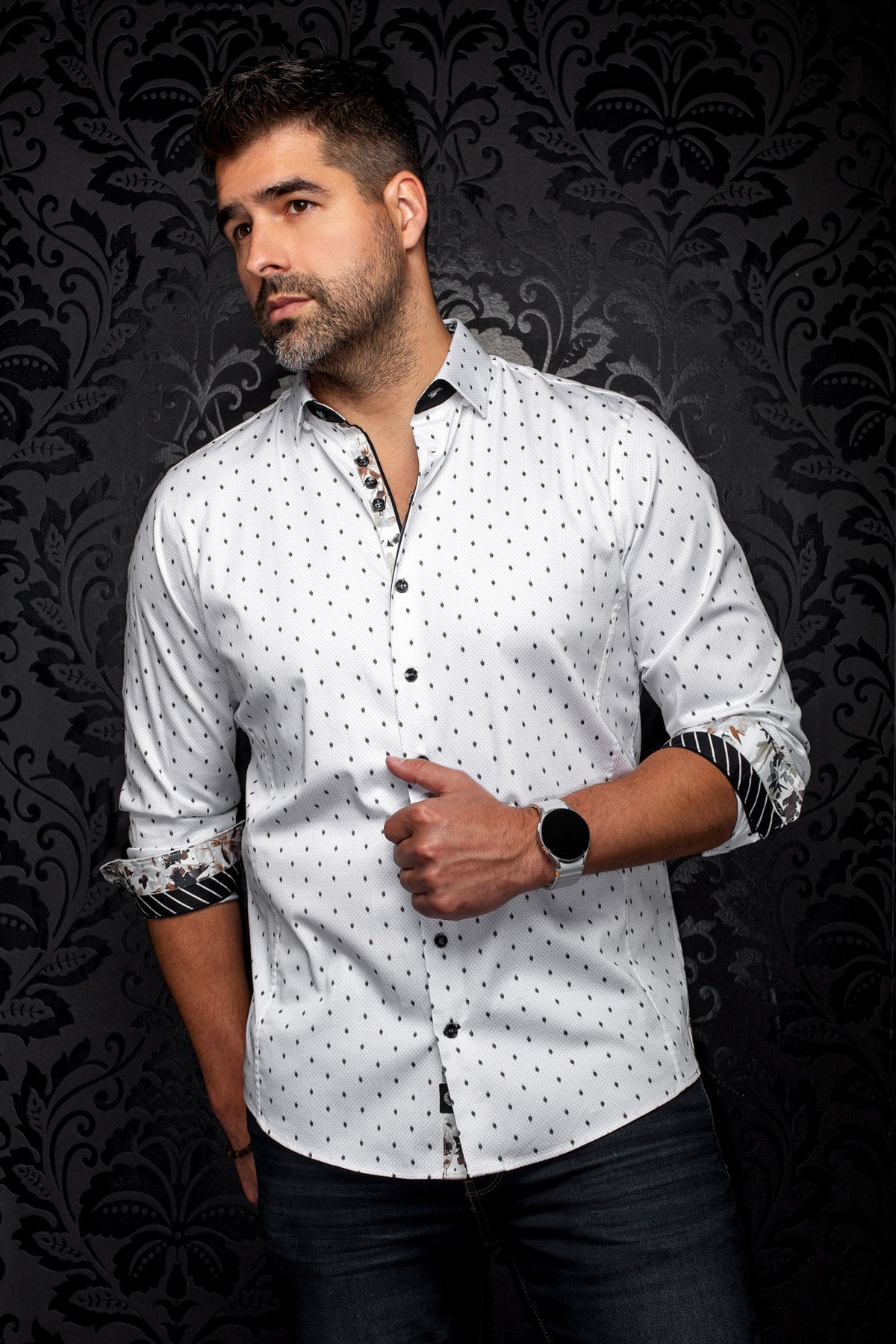 Chemise blanche boutonnée à petit motif de feuilles noires, poignets contrastants pour homme par Au Noir, vue de face