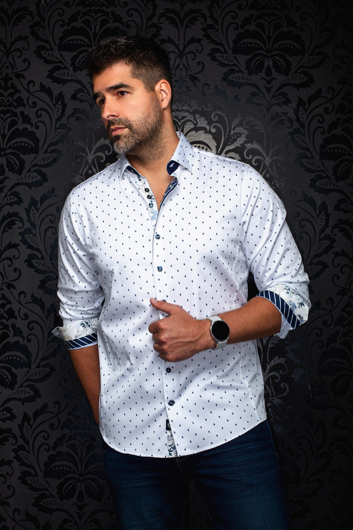 Chemise blanche boutonnée à petits motifs de feuilles marine et poignets contrastants pour homme par Au Noir, vue de face