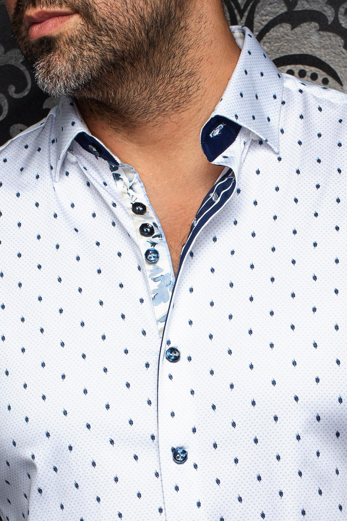 Chemise blanche avec motifs de feuilles marine, boutons foncés et patte contrastante pour homme par Au Noir, en gros plan