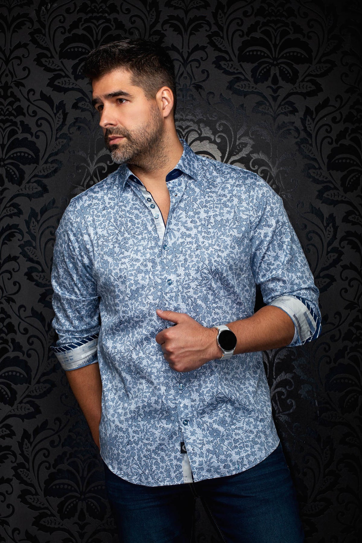 Vue de face sur modèle d'une chemise fleurie bleue et blanche à poignets contrastants roulés pour homme par Au Noir